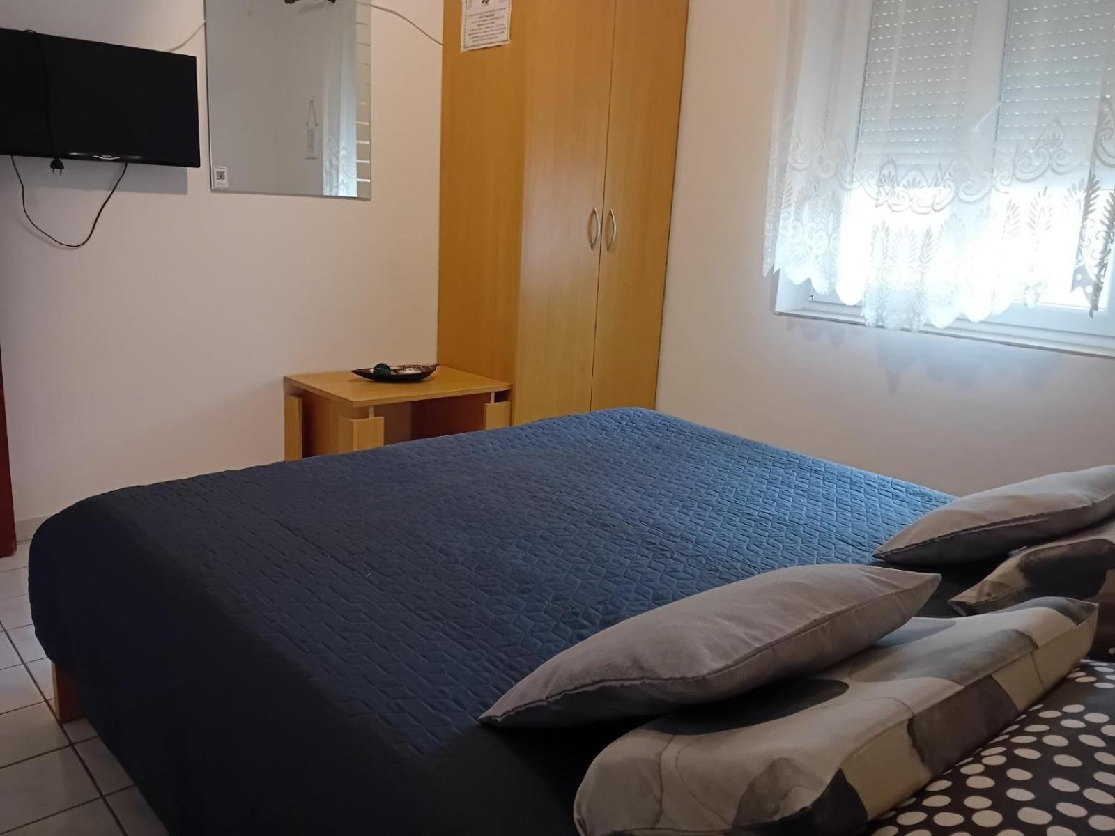 Rooms With A Parking Space Krk - 13553 Vrh  Phòng bức ảnh